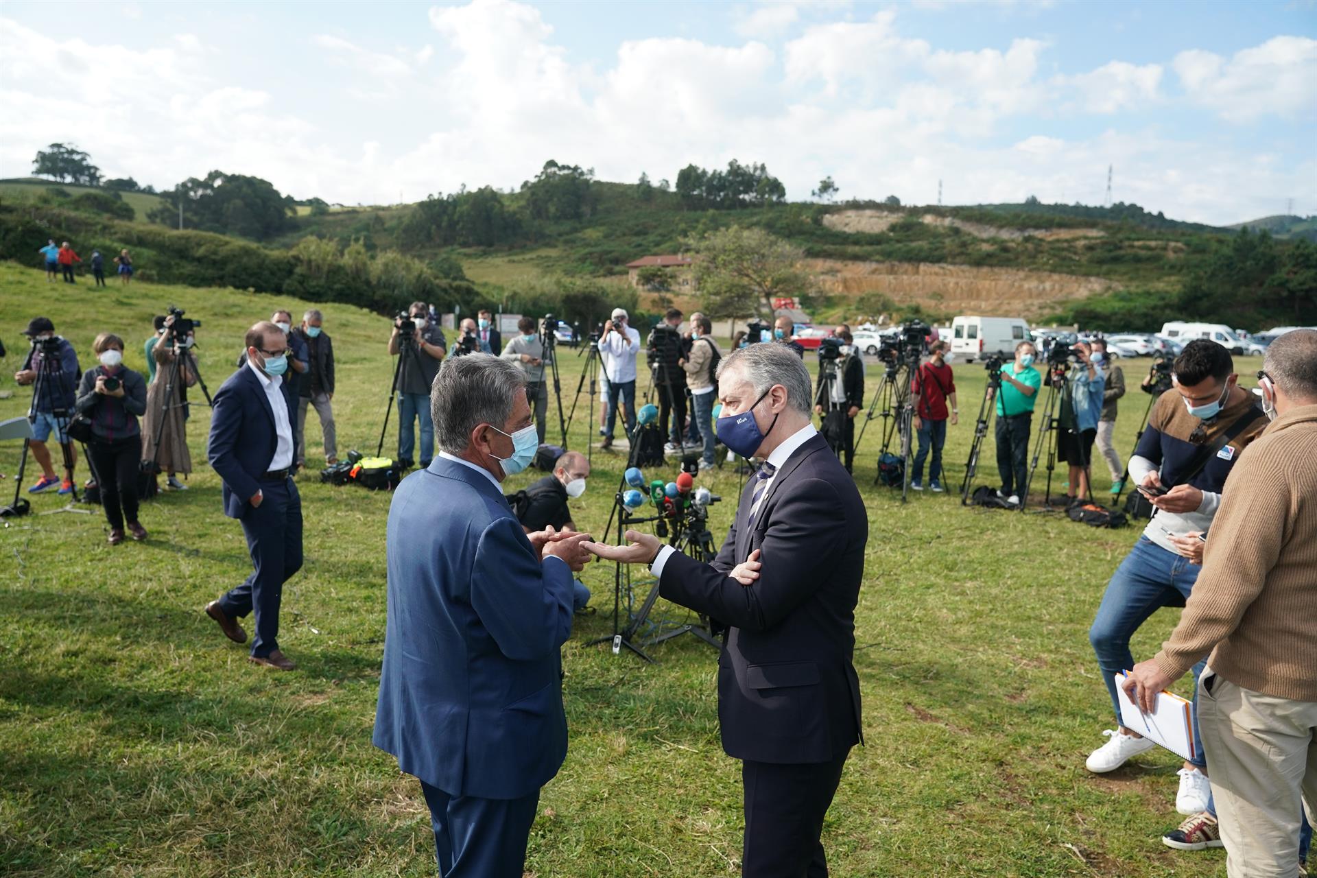 Los presidentes de Cantabria, Miguel Ángel Revilla y País Vasco, Iñigo Urkullu, en el barrio de Kobaron de la localidad vizcaína de Muskiz, con motivo de la apertura de la movilidad entre ambas comunidades - H.Bilbao - Europa Press