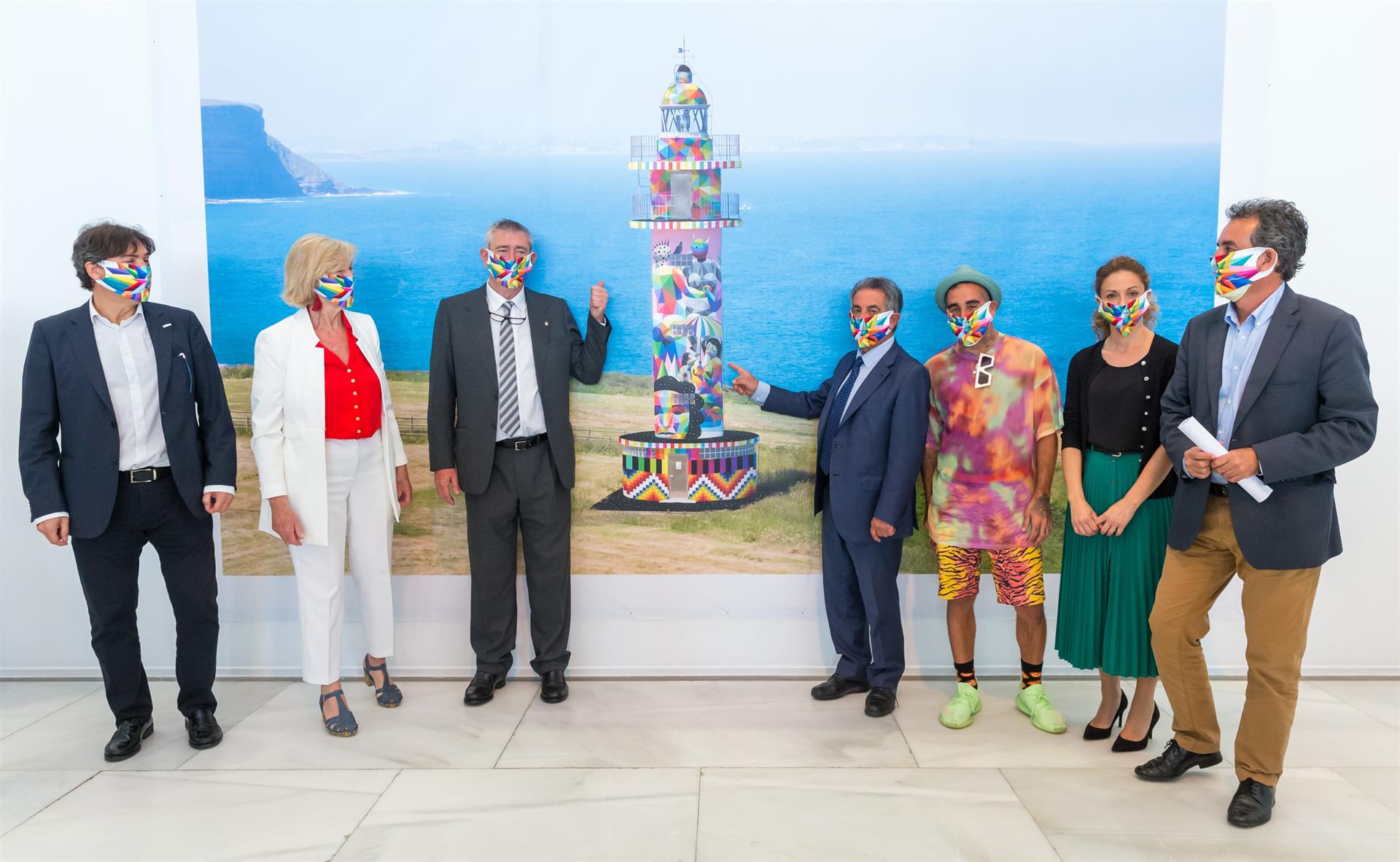 Autoridades en la presentación de la intervención artística de Okuda en el Faro de Ajo - GOBIERNO DE CANTABRIA - Archivo