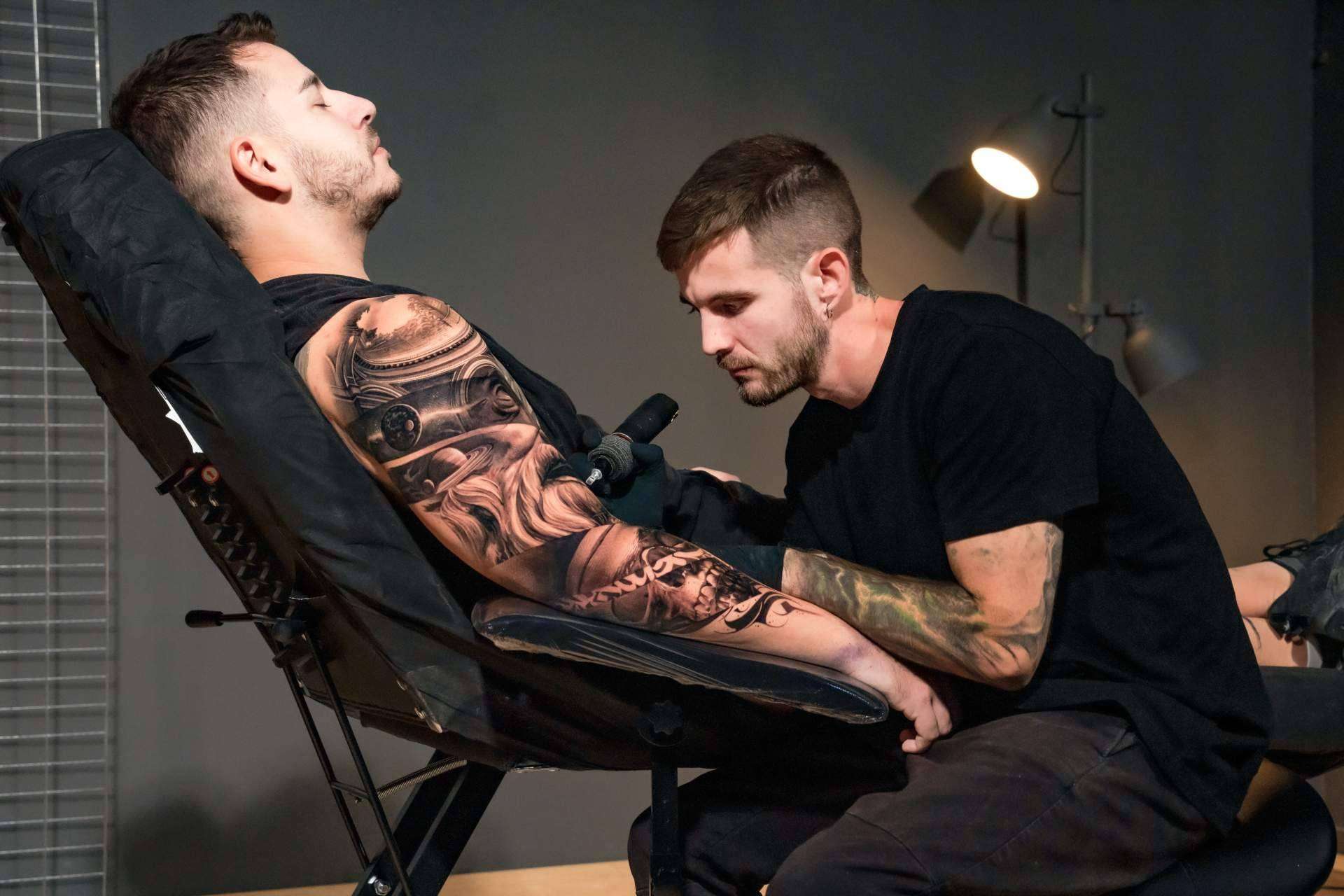 El curso de tatuajes en el brazo para hombre que no deja de ganar adeptos,  por Habbility - Cantabria Económica