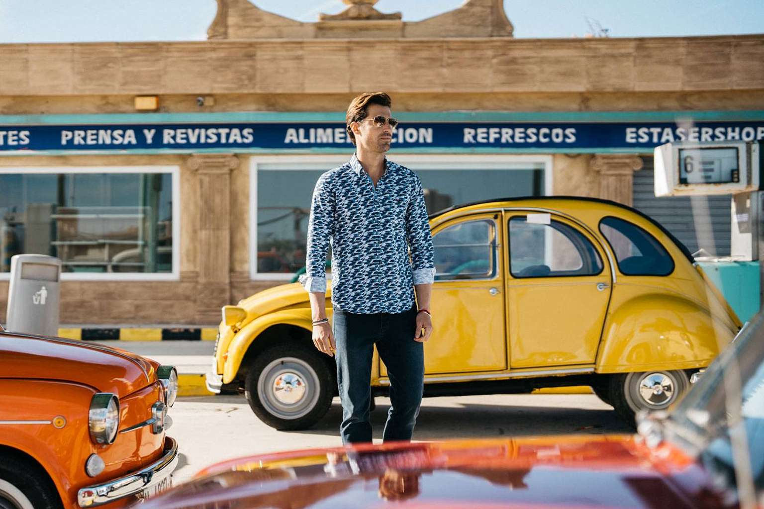 Una camisa azul marino siempre es una buena opción para regalarle