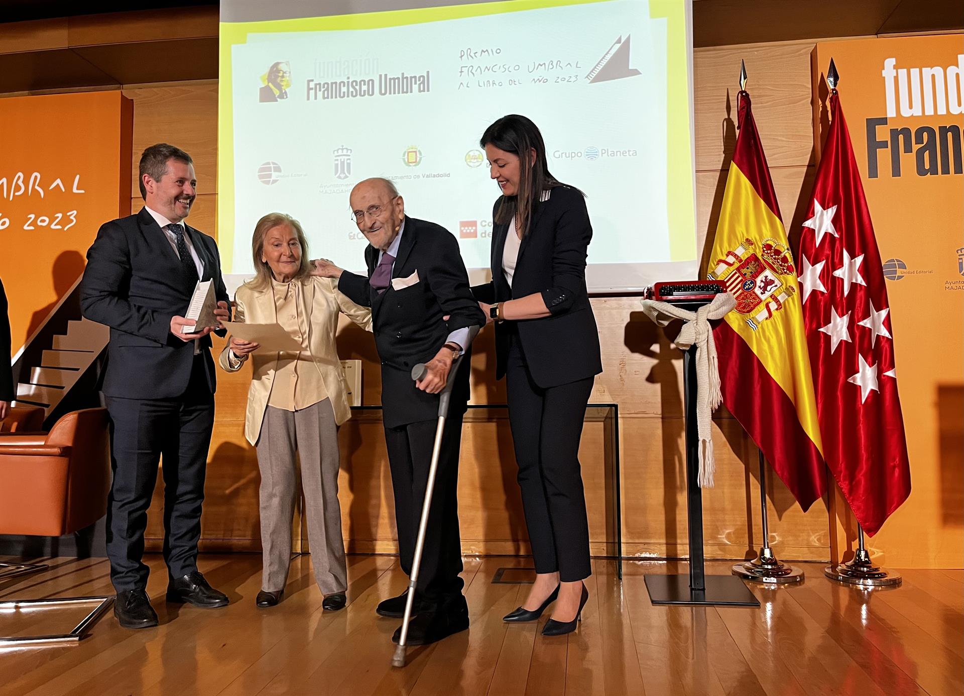 El Escritor Cántabro Álvaro Pombo Recibe El Premio Francisco Umbral ...